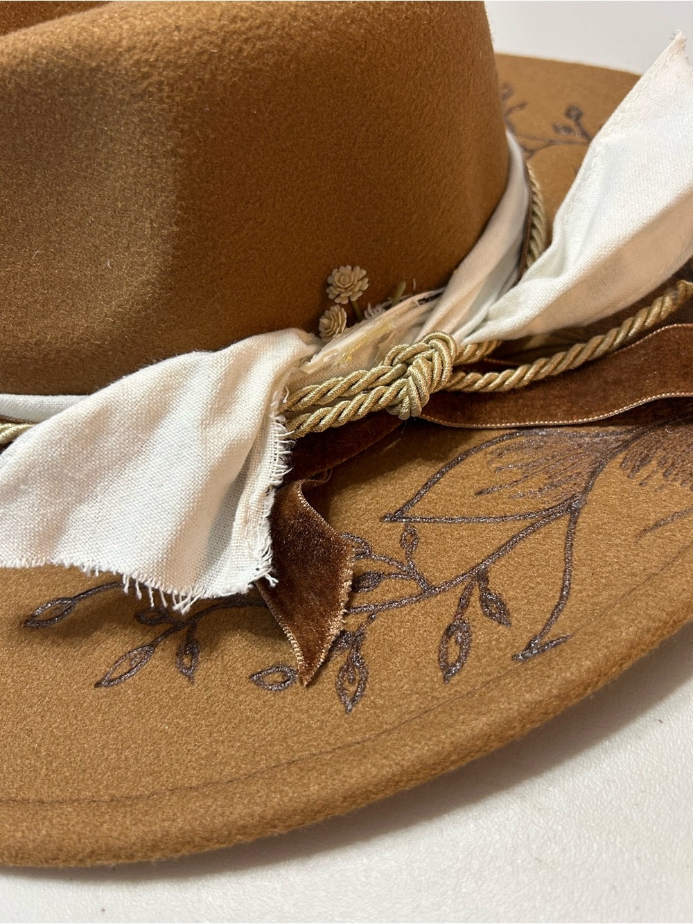 Rancher Hat Women’s Wide Brim Leaf Imprint Vegan Rope Suede Cotton Band NWOT - Picture 2 of 9